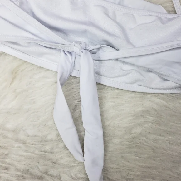 Cute white halter bikini top size medium - Picture 5 of 9
